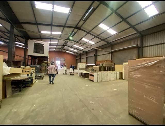 4,000M² WAREHOUSE TO LET IN DEVLAND
